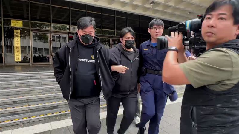 李傅中武涉貪千萬 一家三口牽手離開北檢