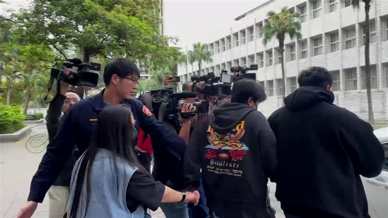 李傅中武一家三口不發一語，手拉著手上車迅速離開北檢。（圖／翻攝畫面）
