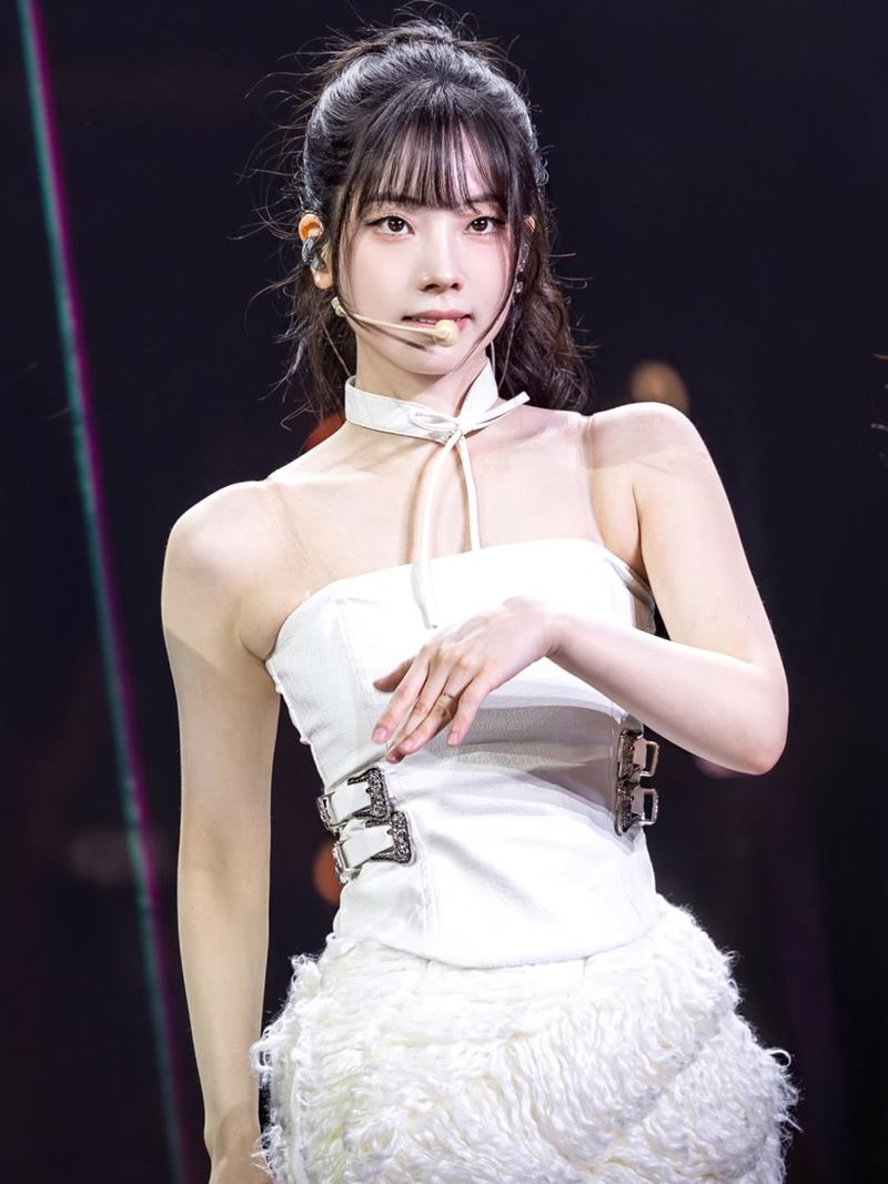 多賢證實因「腳踝疲勞性骨折」無法登台演出。(圖/翻攝自IG @dahhyunnee)