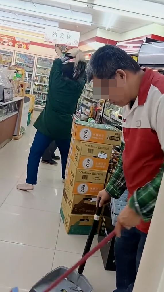 阿公被追打躲進超商，但超商店員神情淡定繼續清掃動作。（圖／翻攝畫面）
