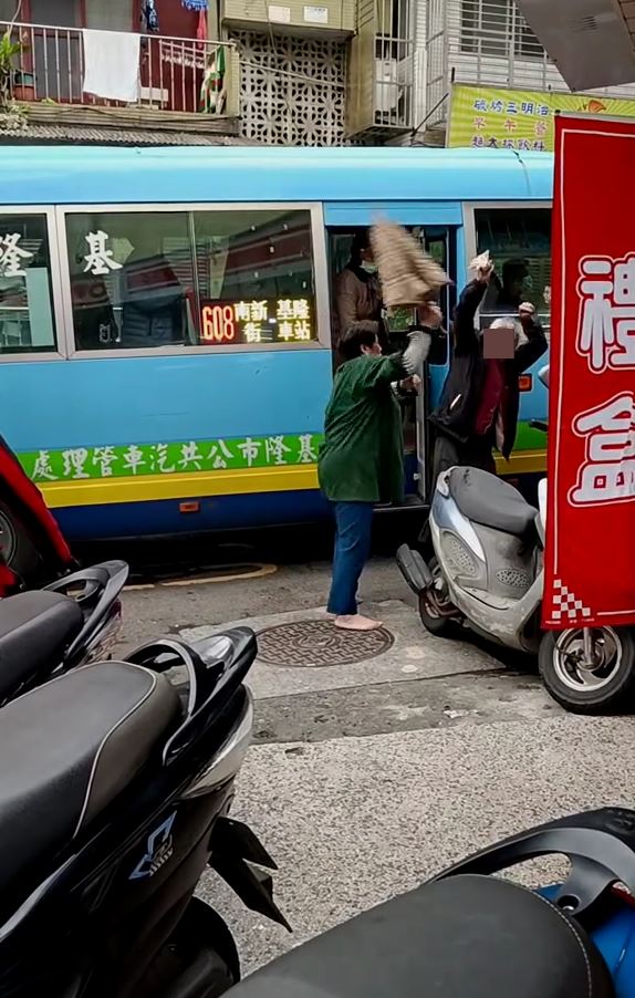 阿嬤不明原因在公車站牌拿雨傘攻擊阿公，阿公怒譙對方「你三小」。（圖／翻攝畫面）
