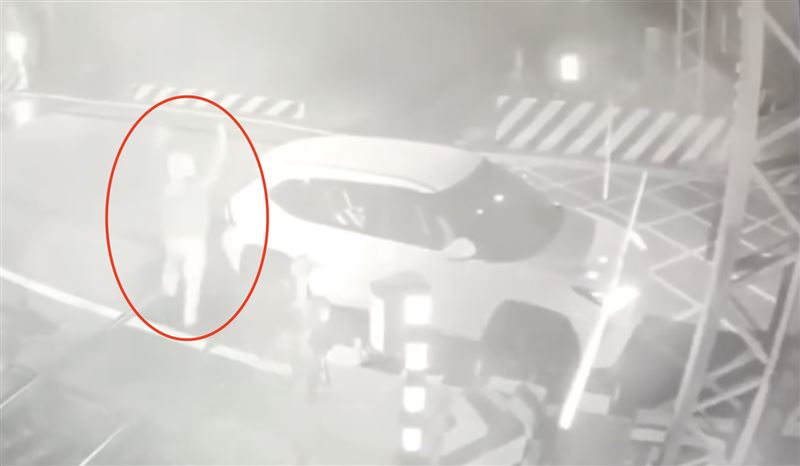 蘇男站在休旅車旁不斷揮舞雙手試圖示意列車停車。（圖／翻攝自三鐵事故通報平台）