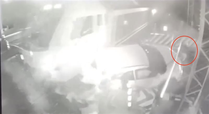 列車煞車不及撞上休旅車，所幸蘇男及時閃避未受傷。（圖／翻攝自三鐵事故通報平台）