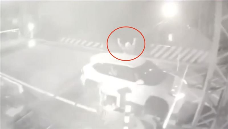 90秒生死瞬間!副站長揮手攔火車卻被撞飛