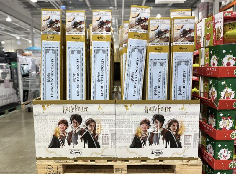 義大利巧克力品牌與哈利波特聯名，推出巨型車票造型包裝的巧克力餅乾。（圖／翻攝自《今購百科》）