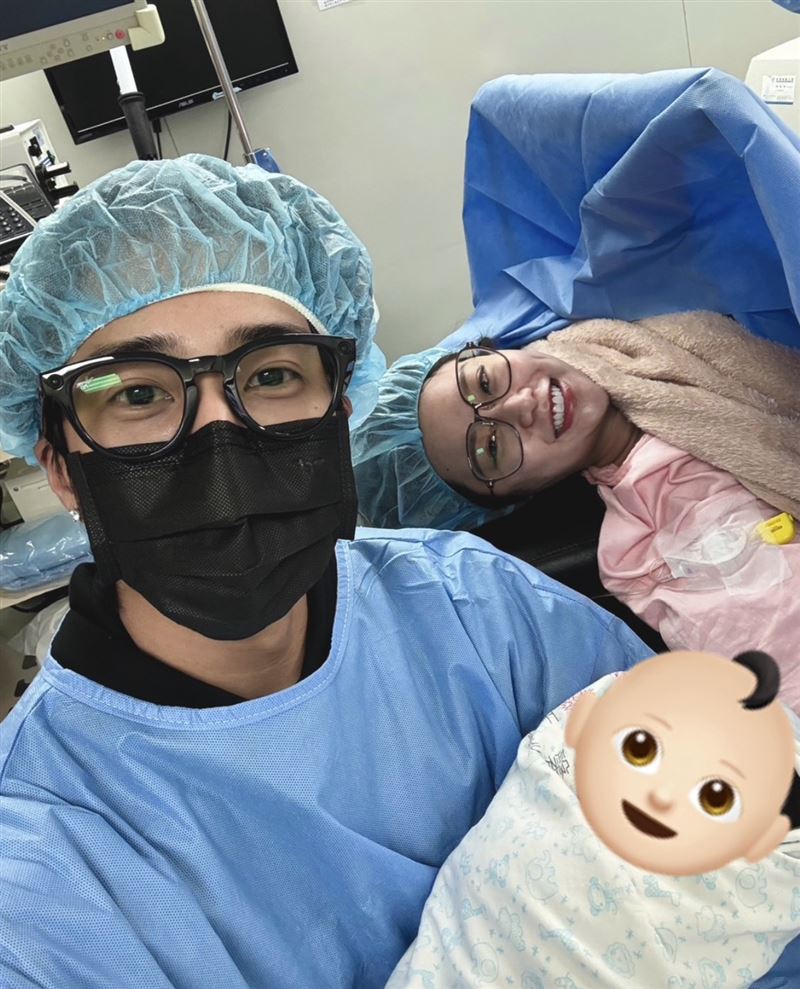 焦凡凡產下愛子,與老公婁峻碩一家三口合照。(圖/伊弗龐金有限公司 提供)