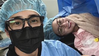 焦凡凡產房一家三口合照曝光！開心抱愛子