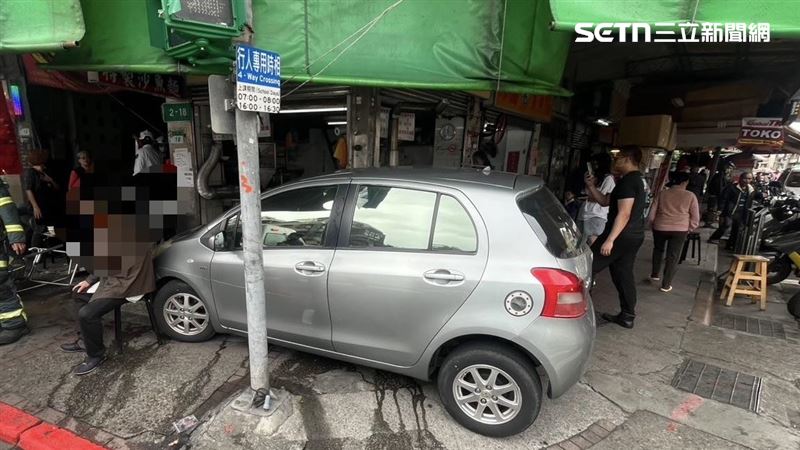 新/轎車撞進松德市場 40年老店2人送醫