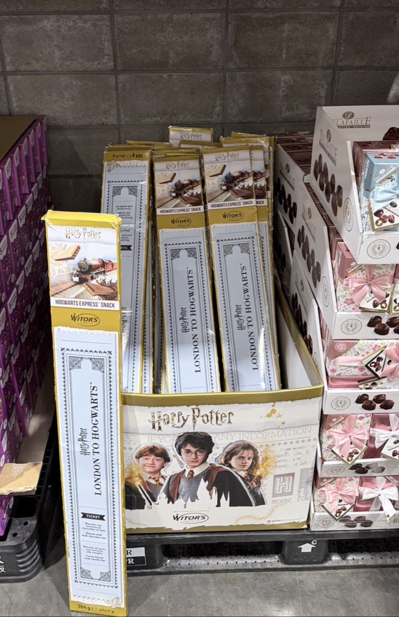 好市多一款義大利巧克力品牌與哈利波特的聯名商品，因包裝長達1公尺，在社群掀起討論。（圖／讀者提供）