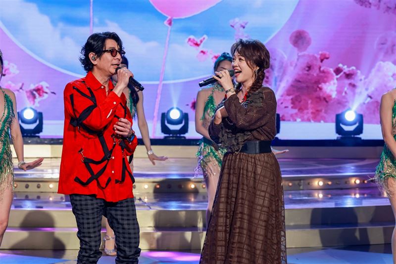 荒山亮與秀蘭瑪雅合唱。(圖/民視提供)