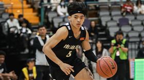 南湖高中幸宇勝狂轟34分20籃板5抄截。（圖／高中體總提供） 