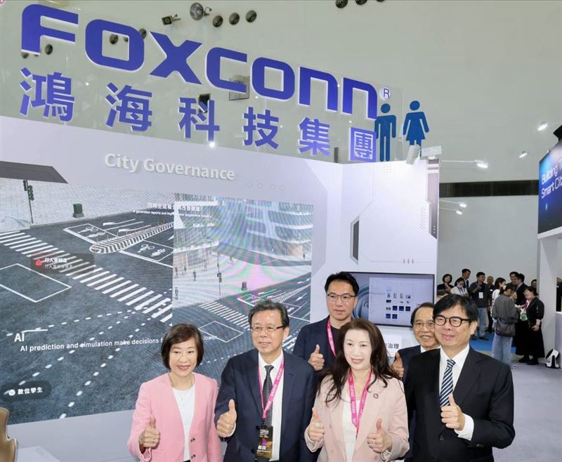 市府參展主題圍繞5大核心亮點，其中包括與鴻海公司合作的City GPT，利用大型語言模型來解決城市治理的痛點。（圖／市府提供）