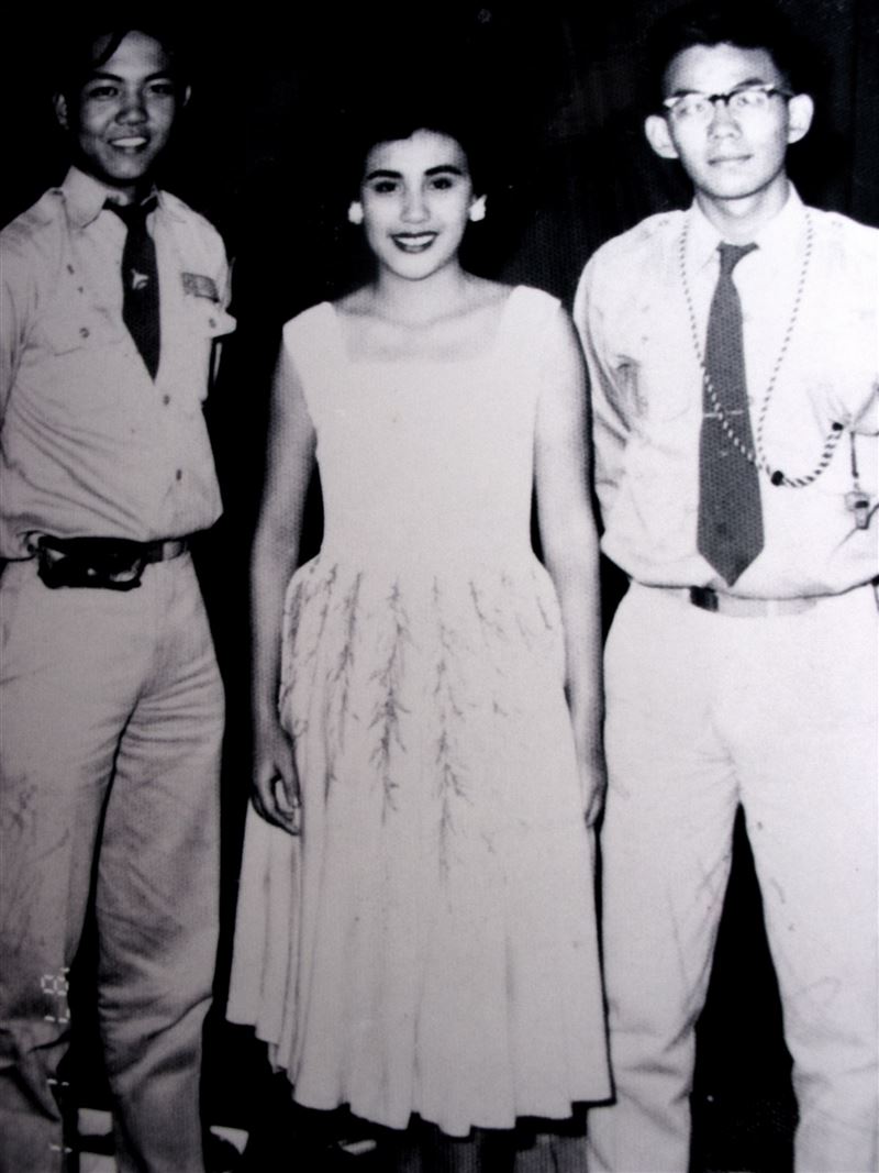 年輕的高菊花（中）穿著時髦、外型亮麗。（圖／野火樂集提供）