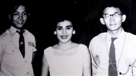 年輕的高菊花（中）穿著時髦、外型亮麗。（圖／野火樂集提供） 