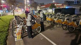 女大學生車資不足被丟包在西濱公路，警方載送她們到市區YouBike站點。（圖／翻攝畫面）