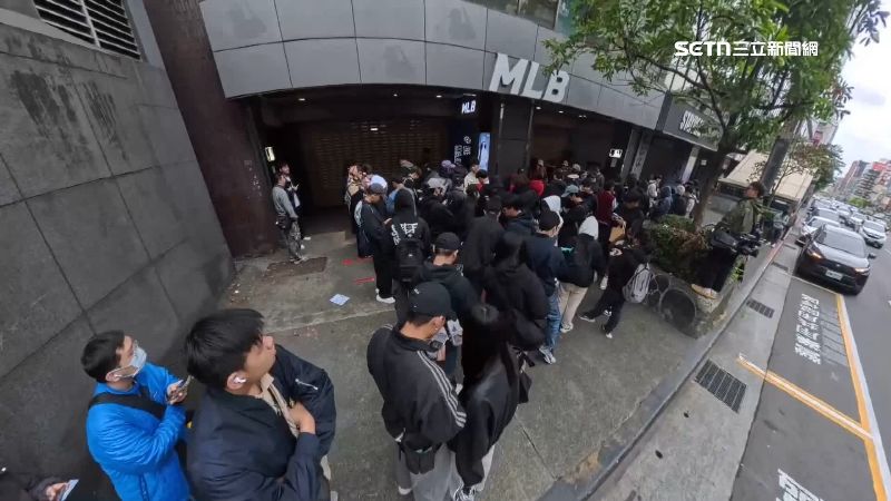 粉絲為了刺繡簽名帽跟限定短T,連夜排隊卡位搶翻天