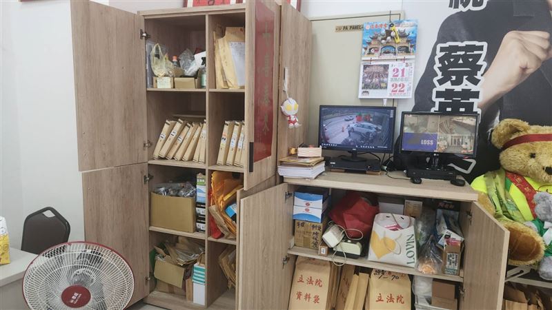 陳男闖入後在服務處翻箱倒櫃。（圖／翻攝畫面）