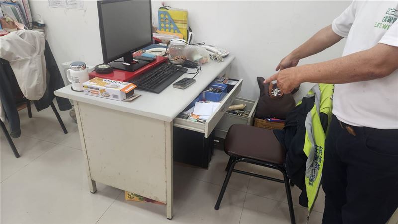 辦公室內可以打開的抽屜幾乎都被他翻過一輪。（圖／翻攝畫面）