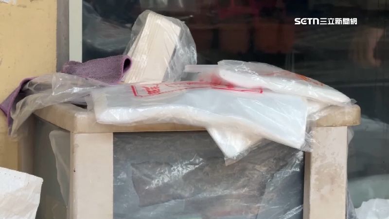 塑膠原料供應短缺,攤商店家搶買塑膠袋