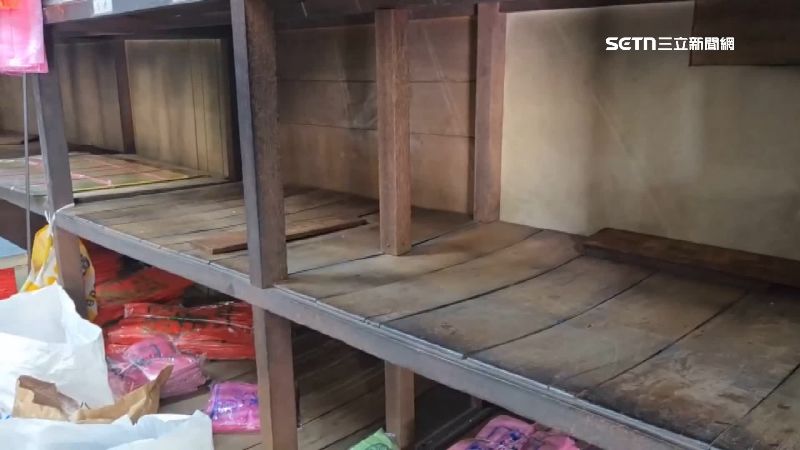 塑膠製品貨架已經空蕩蕩,連保鮮膜等日常用品也成民眾搶買對象