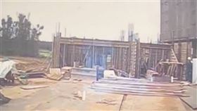 61歲工人爬梯墜1.5公尺，胸背劇痛緊急送醫。（翻攝照片）