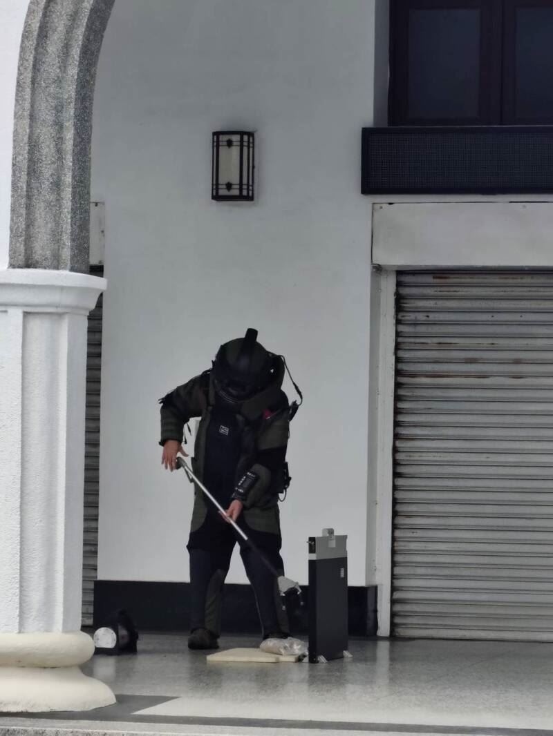 防爆小組小心翼翼夾起牛皮紙袋。（圖／翻攝畫面）