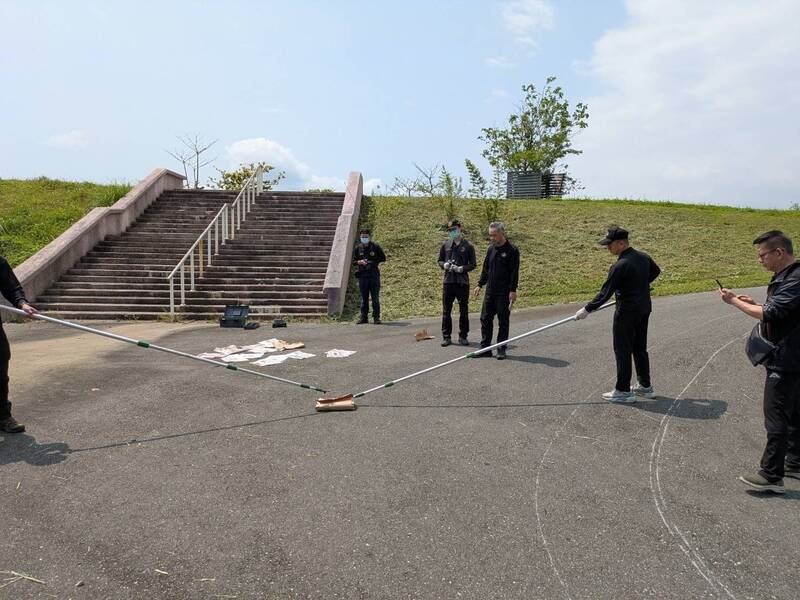 不明包裹被拆開後，裡面是一疊今天出版的各大報紙。（圖／翻攝畫面）