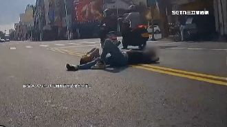 馬路當日光浴場？騎士見情侶躺雙黃線急閃