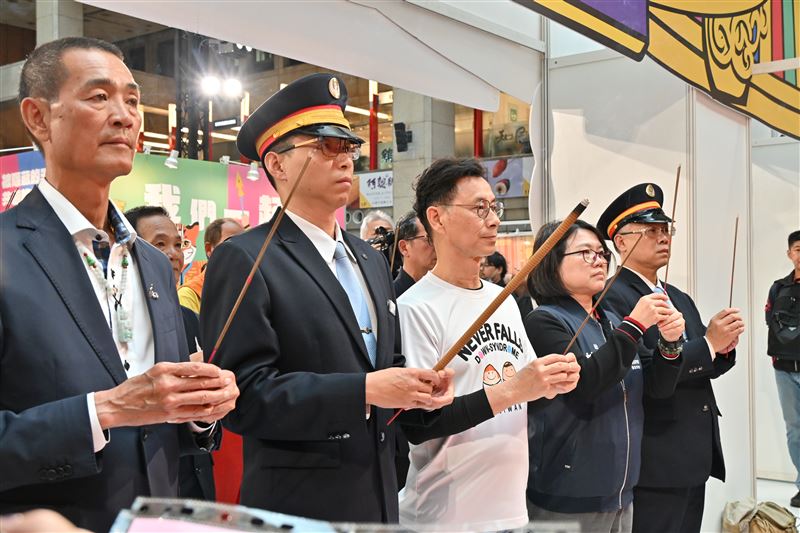 左起北港朝天宮董事長蔡咏鍀、台北車站站長何彬豪、唐氏症基金會董事長林正俠、台北市社會局長姚淑文、台北車站站務長謝芳育拜媽祖進行安座儀式。（ 圖／唐氏症基金會提供）
