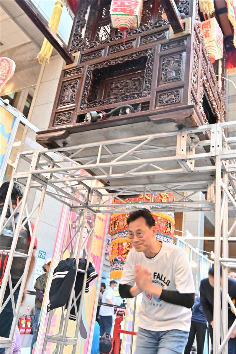 鑽轎底駐轎架高至近1.5公尺，可低頭通過，友善輪椅族。（圖／唐氏症基金會提供）