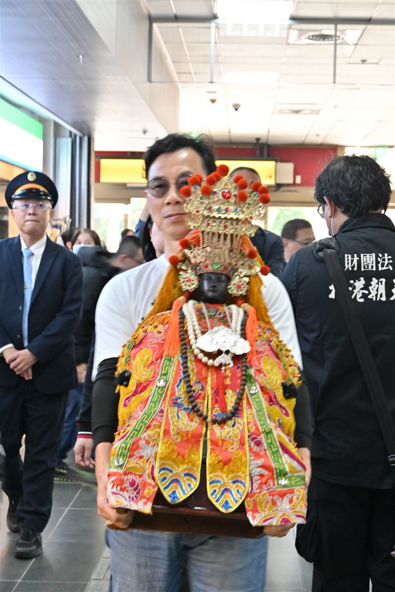唐氏症基金會董事長林正俠迎北港媽祖。（圖／唐氏症基金會提供）