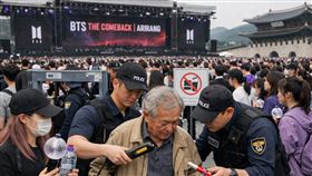 光化門現場已經擠滿了各國BTS的粉絲，一老翁拿刀過安檢禁止後怒丟地面。（圖／AI生成圖）