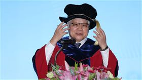 魏哲家獲亞洲大學頒授名譽博士（2）台灣積體電路製造股份有限公司董事長魏哲家（圖）21日獲亞洲大學頒授名譽博士，在演講中分享人工智慧（AI）發展，更感謝提拔他的台積電創辦人張忠謀。中央社記者趙麗妍攝 115年3月21日