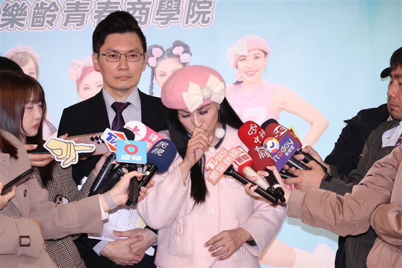 張淳淳跟律師開記者會,一度哽咽。(圖/記者鄭孟晃攝影)