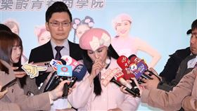 張淳淳跟律師開記者會，一度哽咽。(圖／記者鄭孟晃攝影）