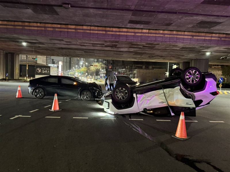 蘇男左轉時疑似未依號誌燈行駛,造成事故發生。(圖/翻攝畫面)