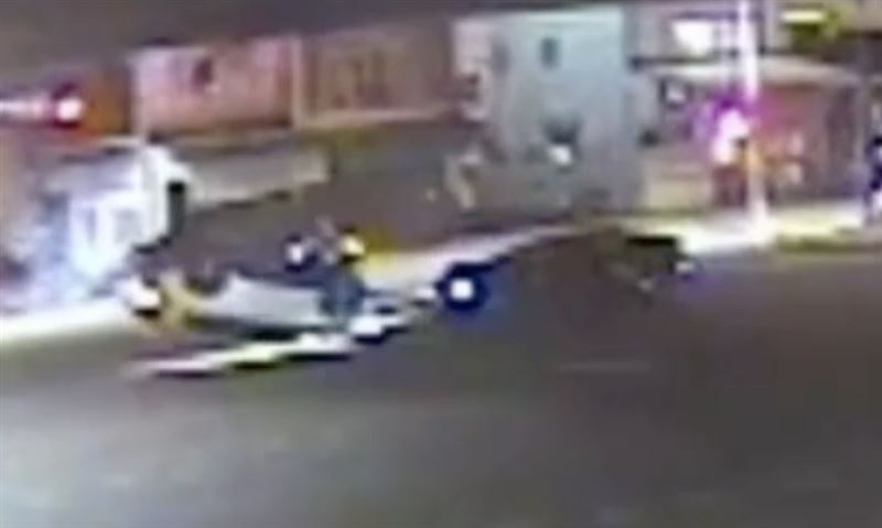 休旅車疑似違規左轉遭對向直行車撞擊。(圖/翻攝畫面)