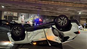 台中「魔王路口」又出事！休旅車疑違規左轉遭撞　四輪朝天畫面曝（圖／翻攝畫面）