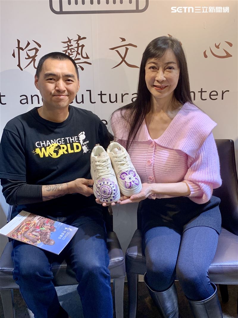 顧婕（圖右）捐出自己所創作的「曼陀羅球鞋」給「舊鞋救命」公益團體，（圖左）為創辦人楊右任。（圖／記者蒲世芸攝影）