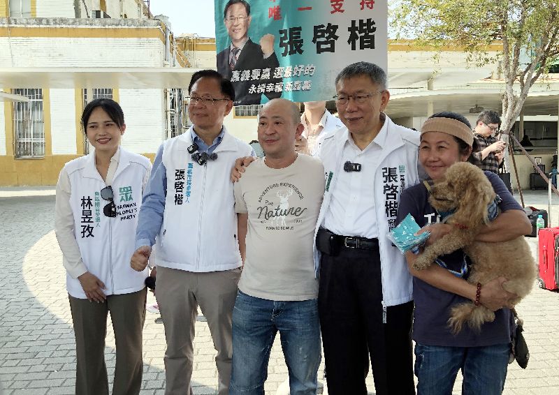 台灣民眾黨創黨主席柯文哲（右2）21日南下陪同民眾黨嘉義市長參選人張(啟)楷（左2）掃街拜票，沿途受到熱情民眾歡迎，爭相合影