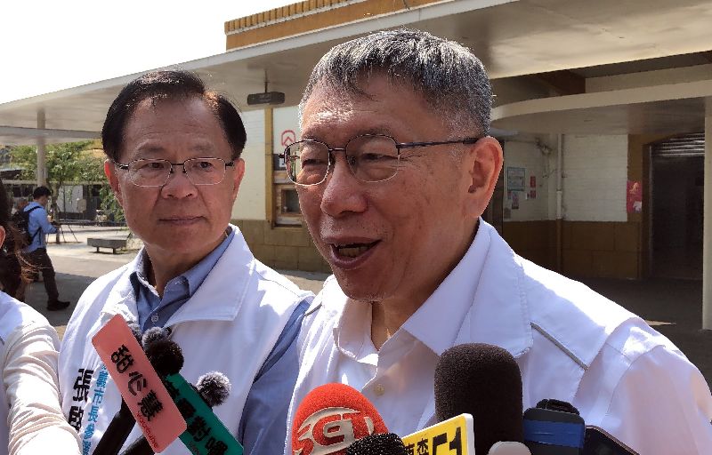 民眾黨創黨主席柯文哲（右）21日到嘉義陪同民眾黨嘉義市長參選人張(啟)楷（左）掃街，受訪時針對核三重啟議題表示，核三重啟應該沒有問題，不過，其他在疏散計畫等方面，需進一步討論，也要向民眾充分講清楚風險及利益