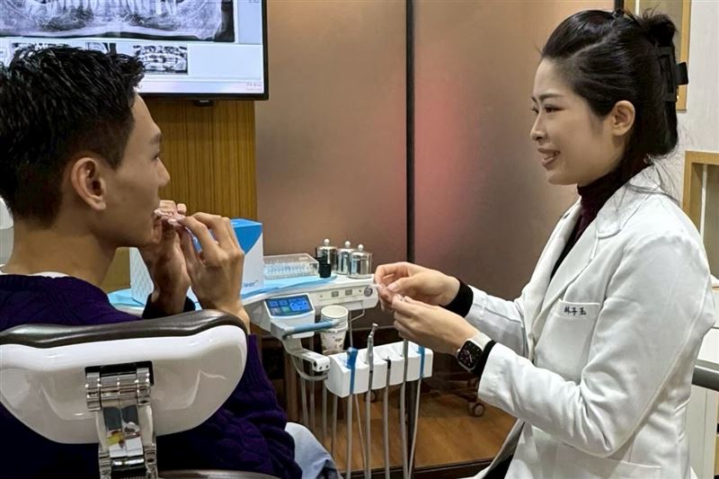 牙醫師林子玉提醒黑三角是矯正可能現象，可和醫師溝通來改善。（圖／林子玉提供）