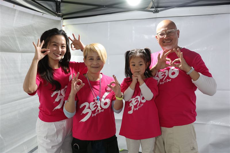 劉亮佐、趙小僑帶女兒出席「336愛奇兒家庭日」活動,李明依擔任主持人。(圖/天使心家族提供)
