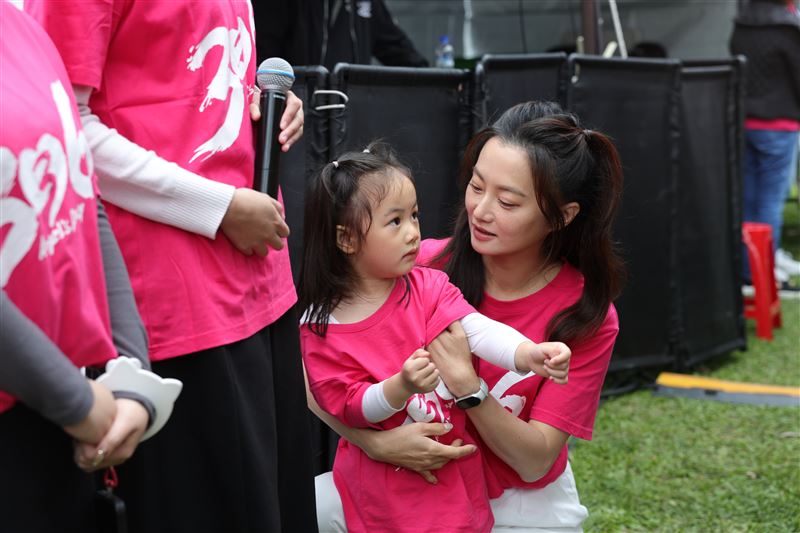 典典寶寶只要現身都能明顯發現她長大了,趙小僑表示女兒已經長到19公斤。(圖/天使心家族提供)