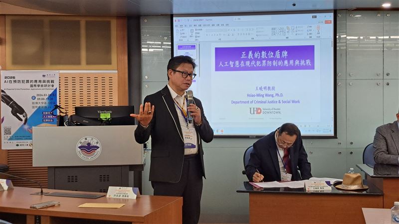 台灣民間反詐騙協會理事長許良源拋出「追回詐款」的關鍵解方,AI 的角色正逐漸轉變為「預防犯罪的核心基礎設施」。(圖/銘傳大學提供)