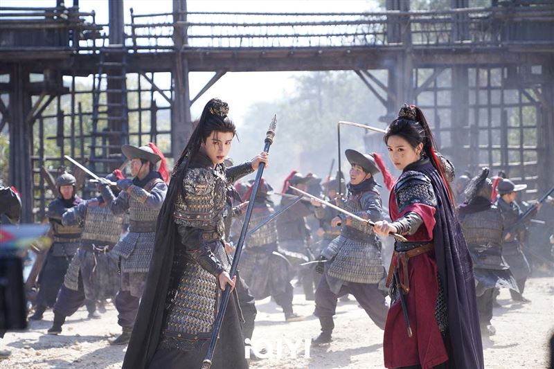 中國男星張凌赫（左）近期出演《逐玉》，人氣越來越高。（圖／iQIYI愛奇藝國際版提供）