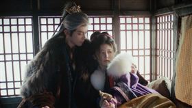 《逐玉》張凌赫、田曦薇一起上戰場並肩作戰。（圖／iQIYI愛奇藝國際版提供）