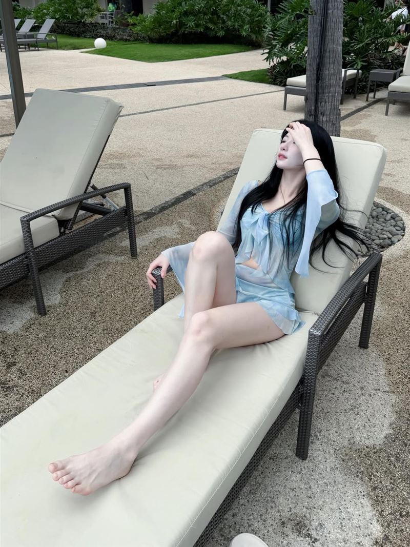 Mingo罕見在池畔曬出戲水照，堪稱首度解放比基尼。（圖／翻攝自IG @_min_go）