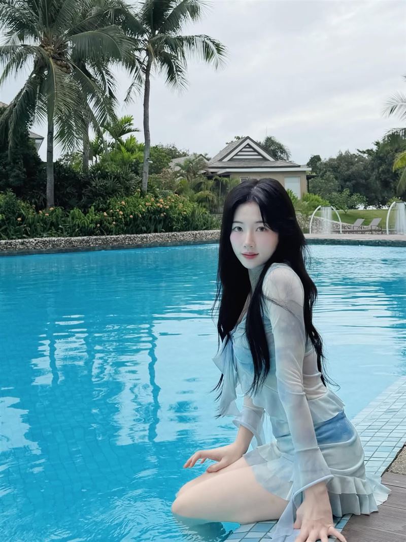 Mingo罕見在池畔曬出戲水照，堪稱首度解放比基尼。（圖／翻攝自IG @_min_go）