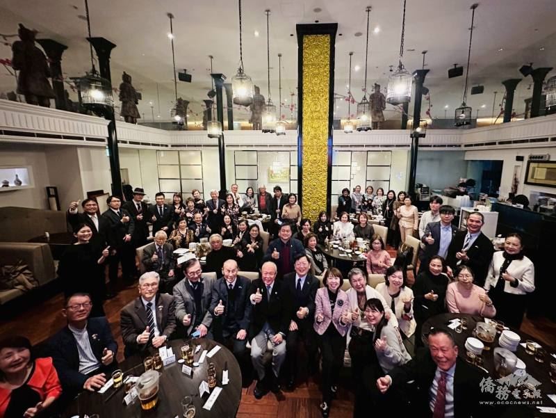 現場關西僑界與台商重量級人士齊聚一堂，為即將卸任的駐大阪辦事處處長洪英傑送行，氣氛熱絡且充滿不捨。（圖／僑委會提供）